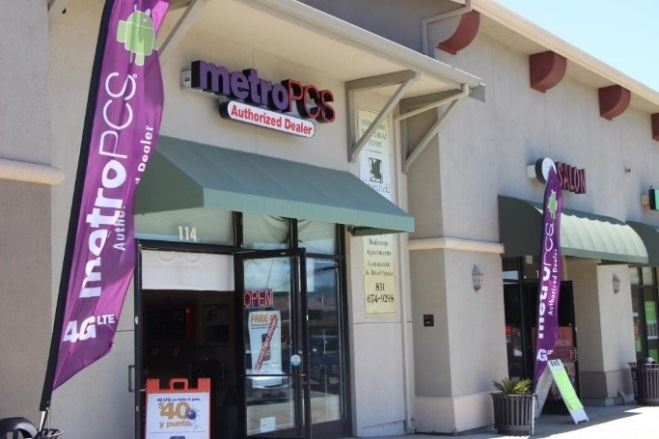 The store front of a Metro PCS store.